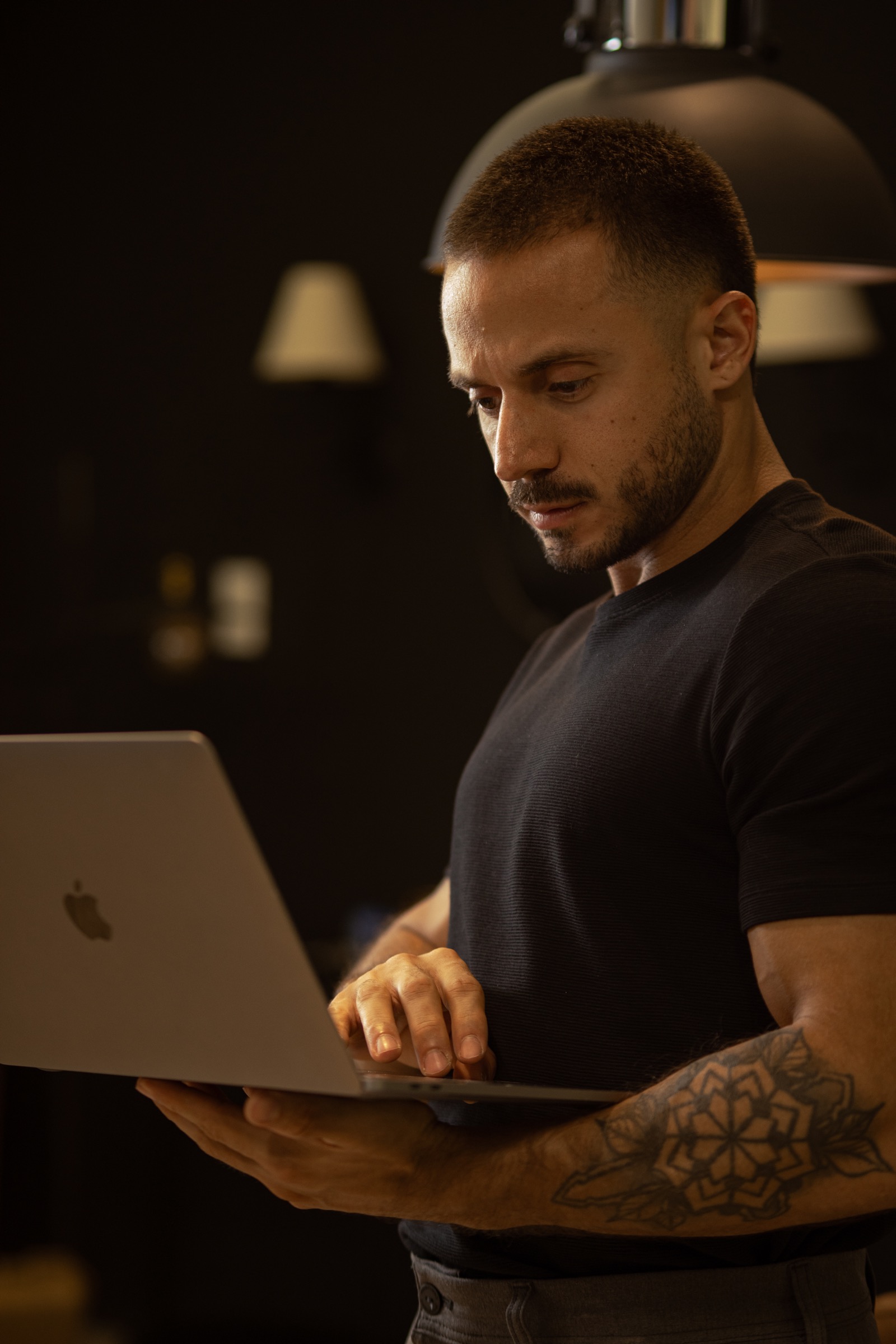 Profissional CORPORE trabalhando no notebook